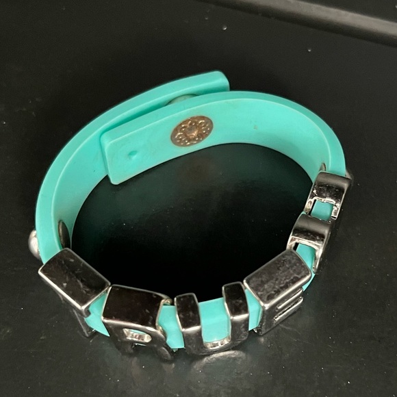 BCBG “TRUE 🤍” Teal Silicone Snap Bracelet - Picture 5 of 12